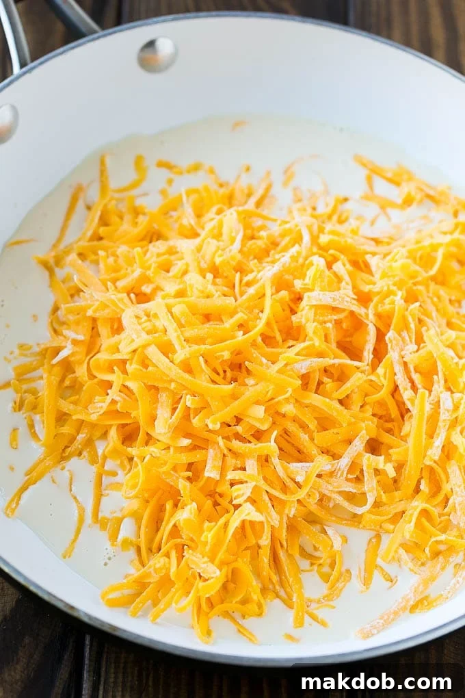 Brokoli Peynir Soslu Tarifi | Ev Yapımı Peynir Sosu | Brokoli Yancı #brokoli #peynir #düşükkarbonhidrat #yancı #dinneratthezoo Evaporated milk, shredded cheese and cornstarch in a skillet.