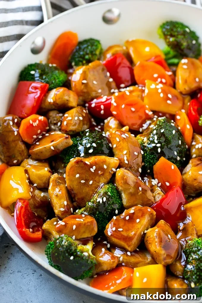 Ev yapımı soslu, domuz filetosu ve renkli sebzelerle hazırlanan teriyaki domuz eti kızartması.