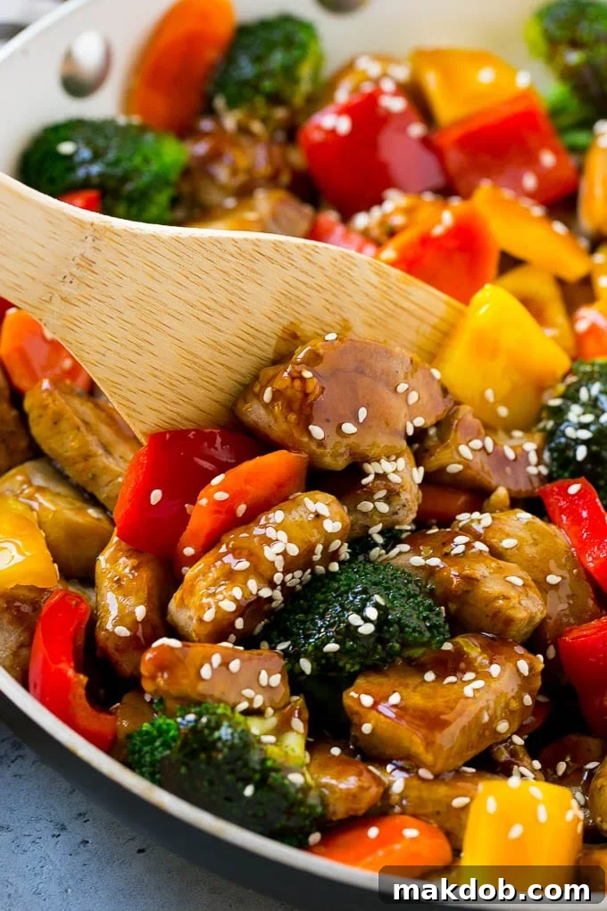 İçinde spatula bulunan bir tava teriyaki domuz eti kızartması.