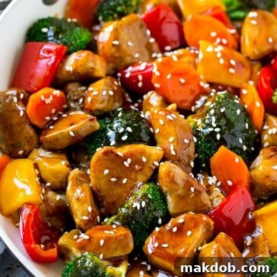 Ev yapımı soslu, domuz filetosu ve renkli sebzelerle hazırlanan teriyaki domuz eti kızartması.
