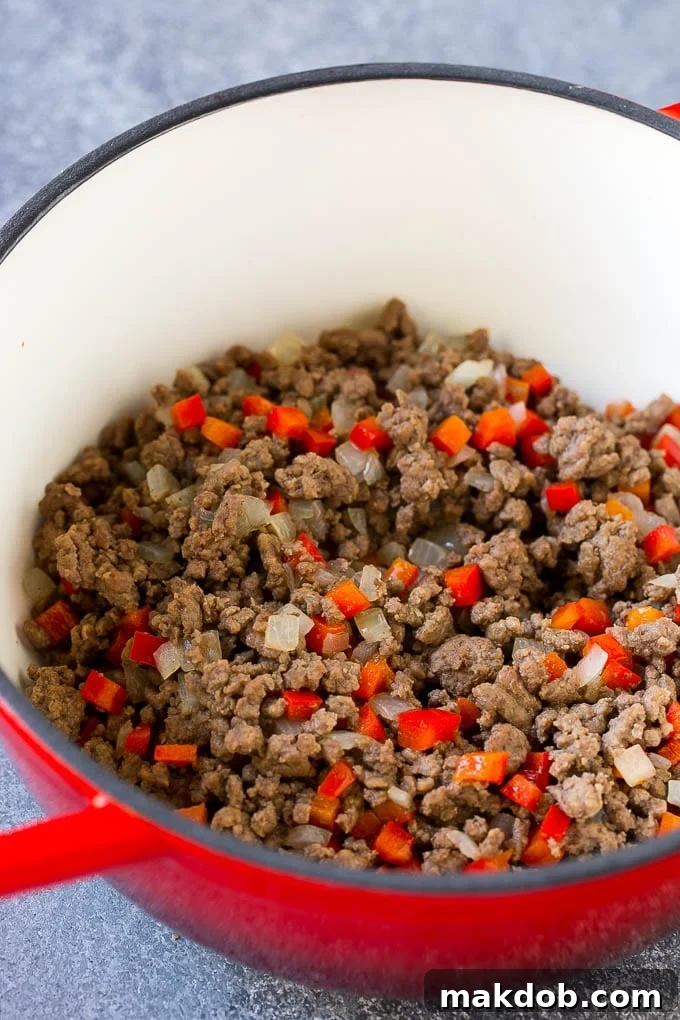 Taco Soup Recipe | Beef Taco Soup | Mexican Soup #soup #beef #taco #mexicanfood #beans #dinner #dinneratthezoo Bir tencerede soğan ve dolmalık biberlerle pişmiş kıyma.