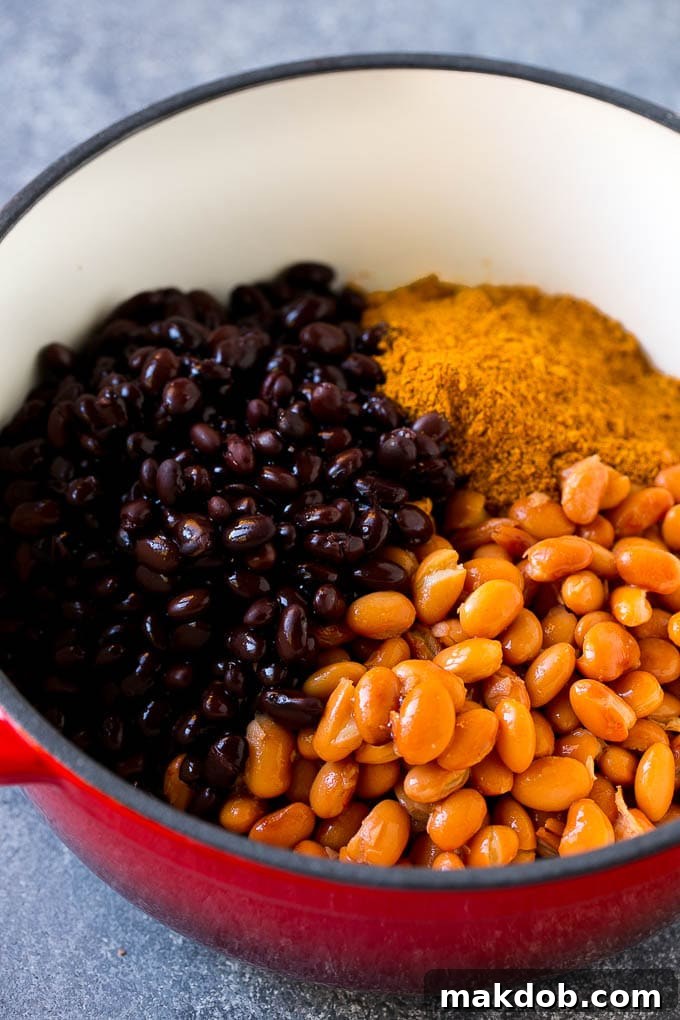 Taco Soup Recipe | Beef Taco Soup | Mexican Soup #soup #beef #taco #mexicanfood #beans #dinner #dinneratthezoo Bir tencerede kıyma, siyah fasulye, barbunya fasulyesi ve taco baharatı.