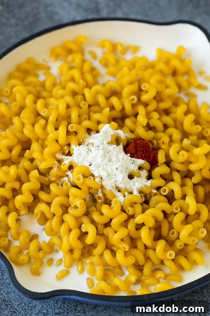 Buffalo Chicken Mac and Cheese Recipe | Spicy Macaroni and Cheese #chicken #buffalochicken #macandcheese #cheese #dinner #pasta #dinneratthezoo Süt ve baharatlarla çiğ makarna.