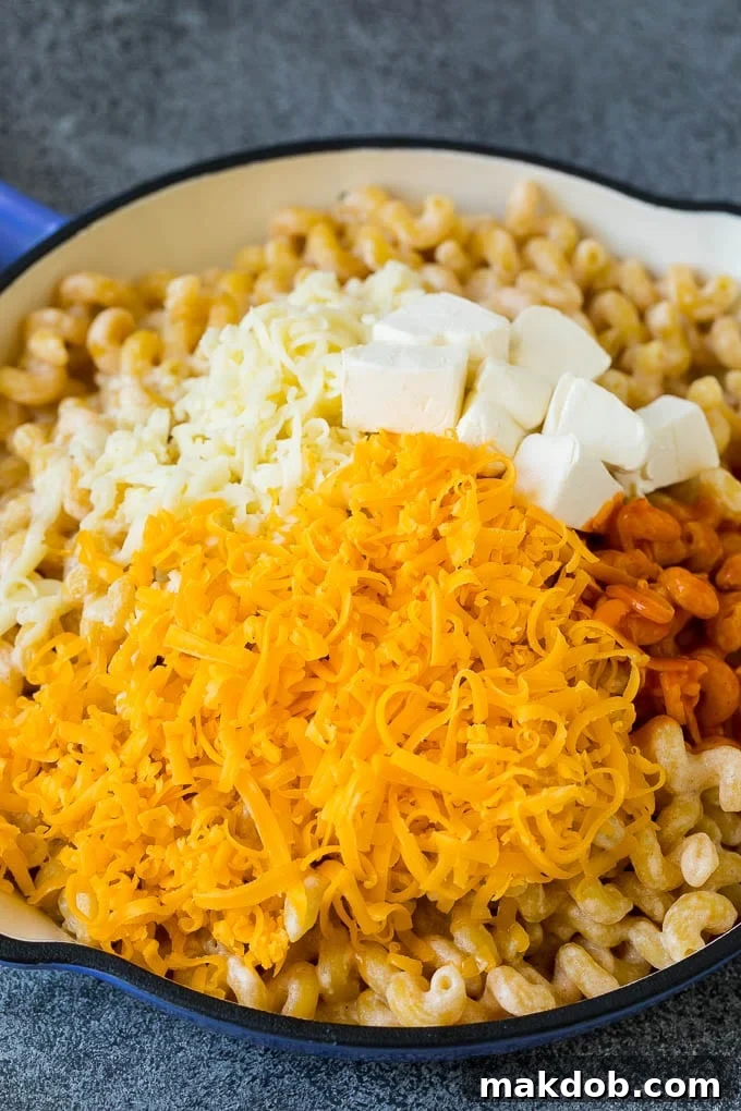 Buffalo Chicken Mac and Cheese Recipe | Spicy Macaroni and Cheese #chicken #buffalochicken #macandcheese #cheese #dinner #pasta #dinneratthezoo Rendelenmiş peynir, krem peynir ve acı sos ile kaplanmış pişmiş makarna.