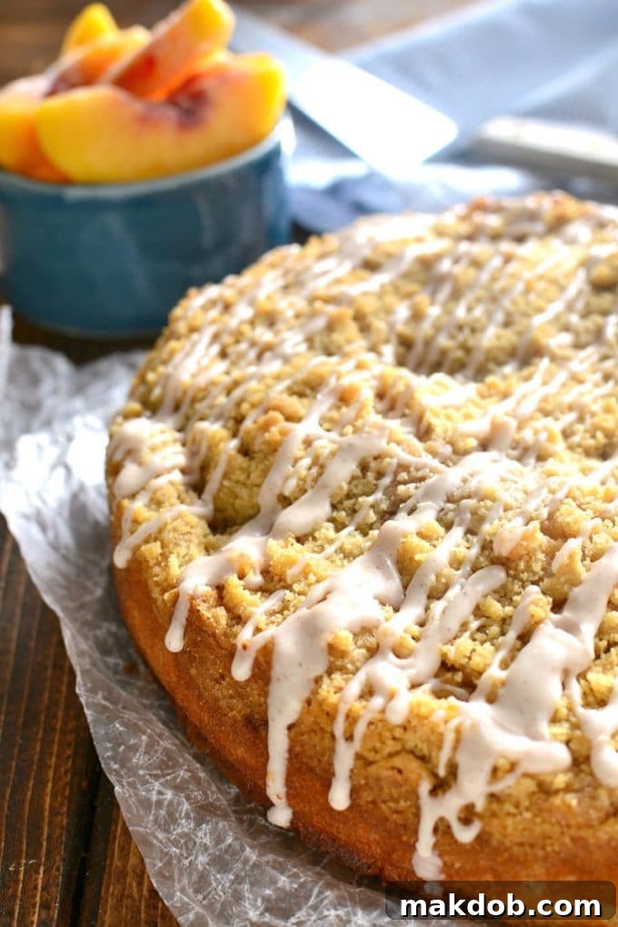 A comforting and sweet Peach Cobbler Coffee Cake, ideal as a dessert or a special breakfast on Saturday.